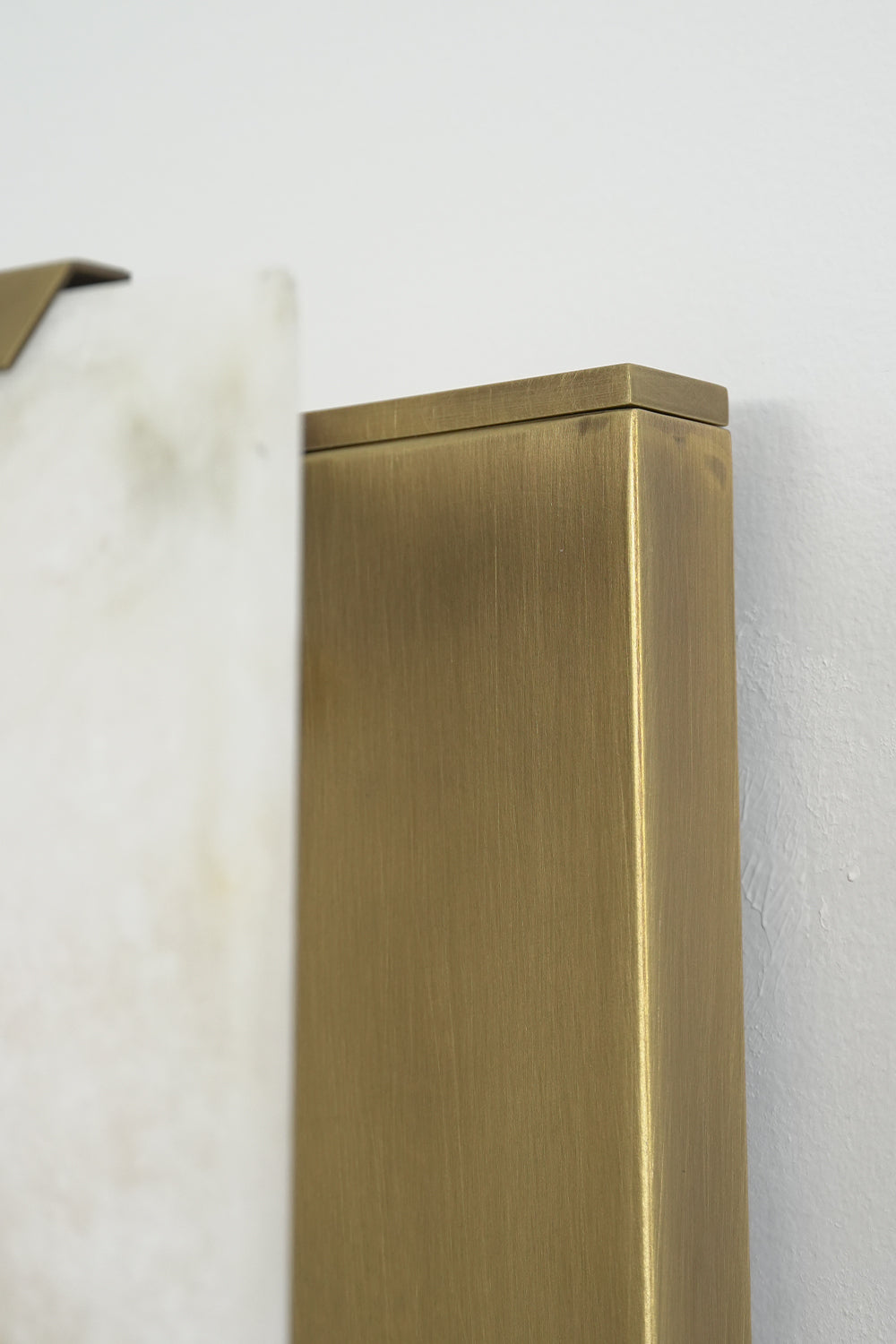 Brass hardware detail of alabaster wall lamp | Brass | Close-up of the metal frame and mounting connection | Samu Lamp