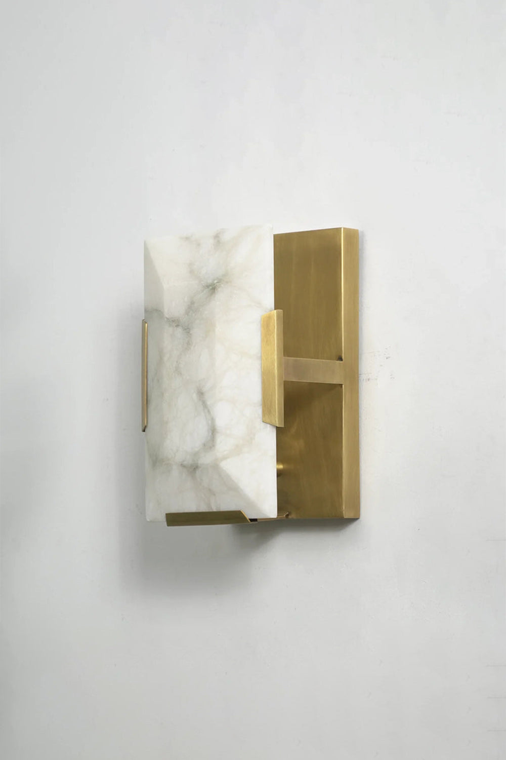 Square alabaster wall lamp with brass finish | Brass, Alabaster | Side perspective view on white background | Samu Lamp