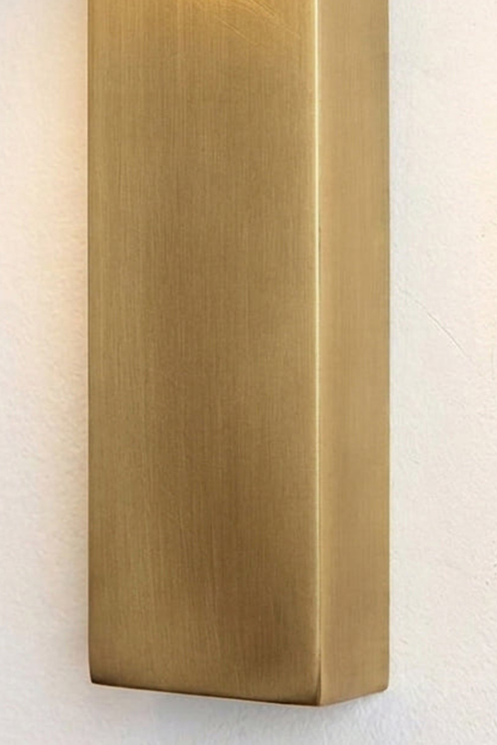 Alaric Alabaster Bar Wall Sconce | Natural Alabaster and Brass | Detailed macro shot focusing on the smooth texture and brushed finish of the golden metal bar | Samu Lamp