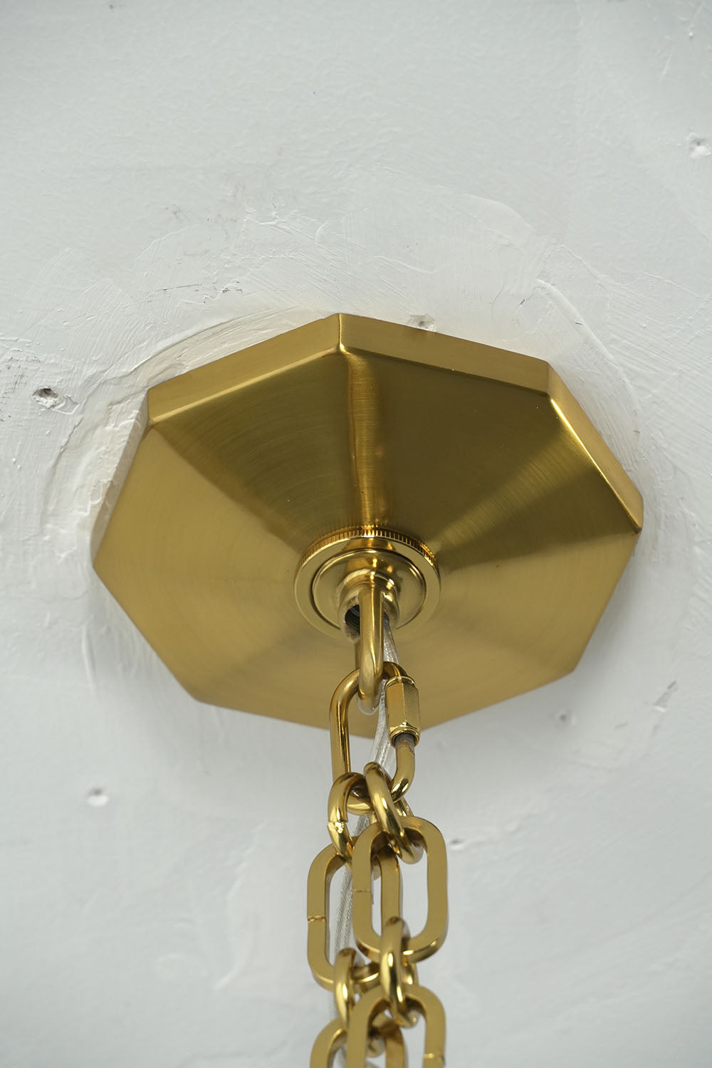 Albrenne Alabaster Mini Pendant | Solid Brushed Brass | Close-up of octagonal ceiling canopy and chain link | Samu Lamp
