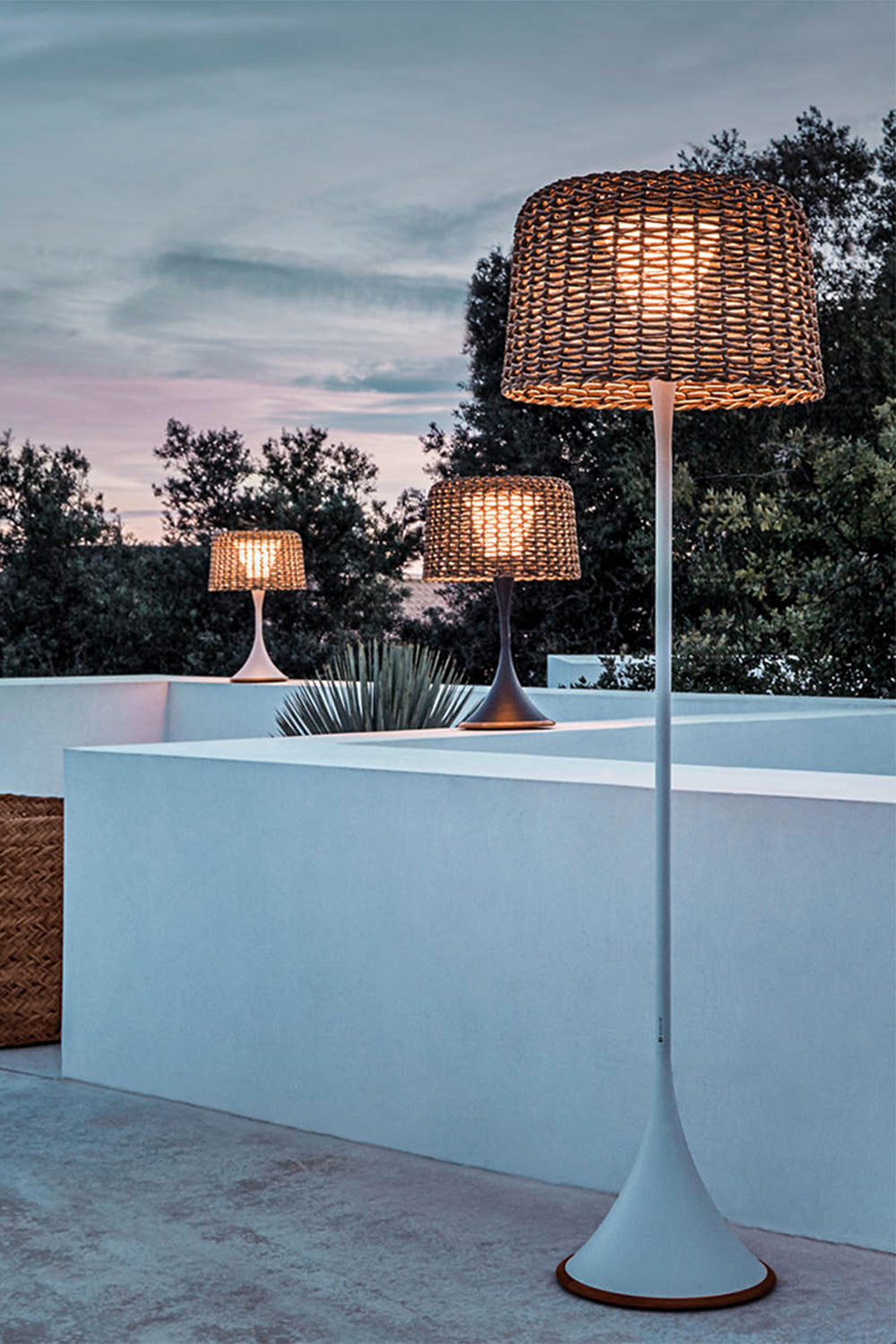 Ambient Mesh Outdoor Floor Lamp