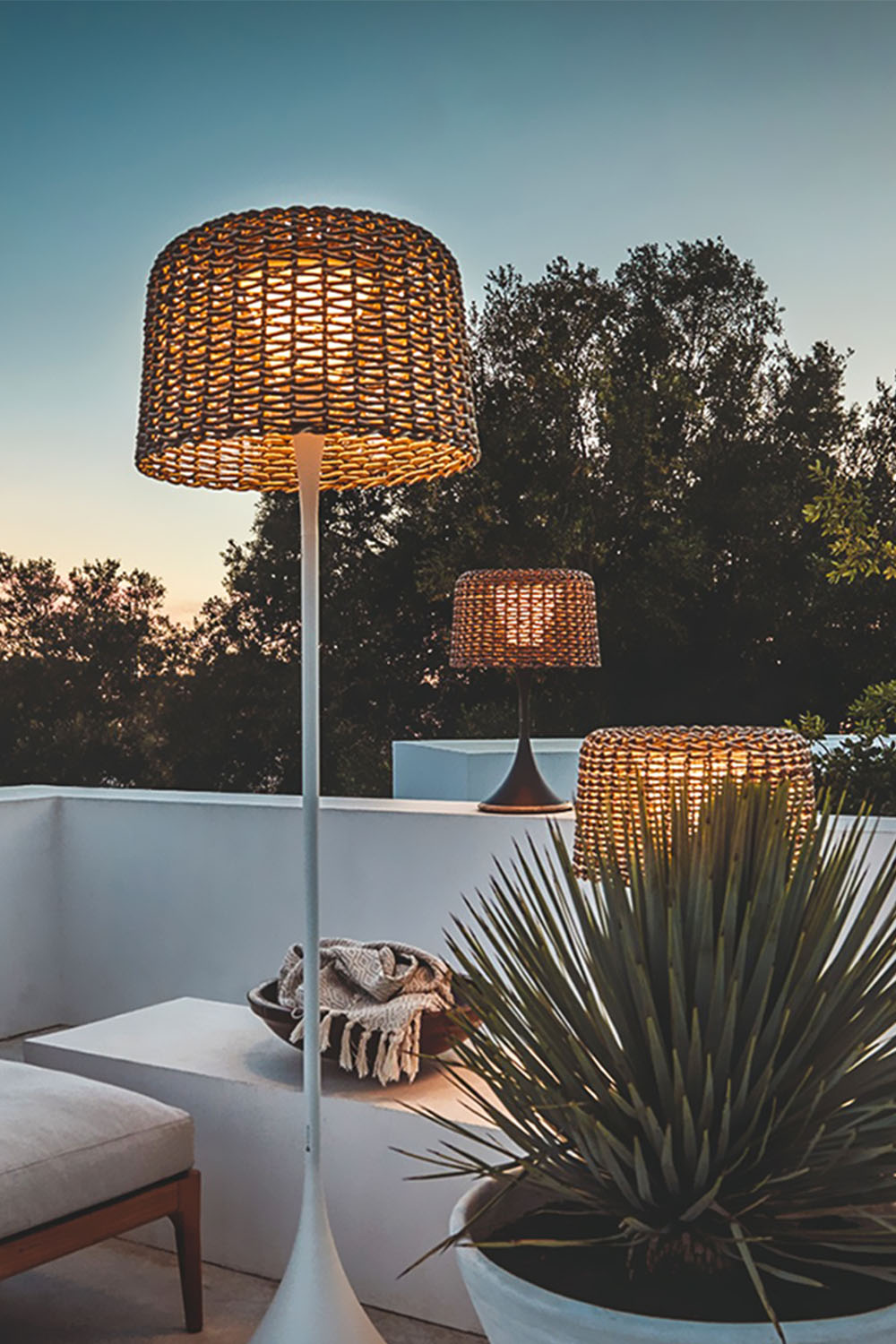 Ambient Mesh Outdoor Floor Lamp