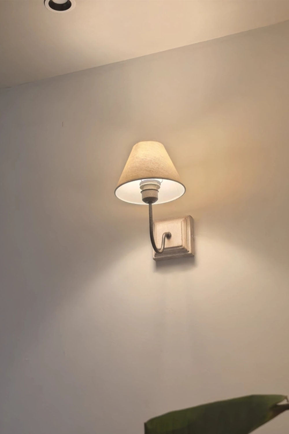 American Simple Solid Wood Wall Lamp