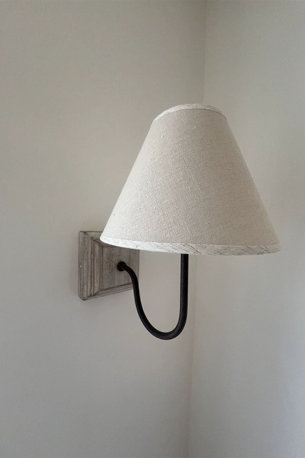 American Simple Solid Wood Wall Lamp