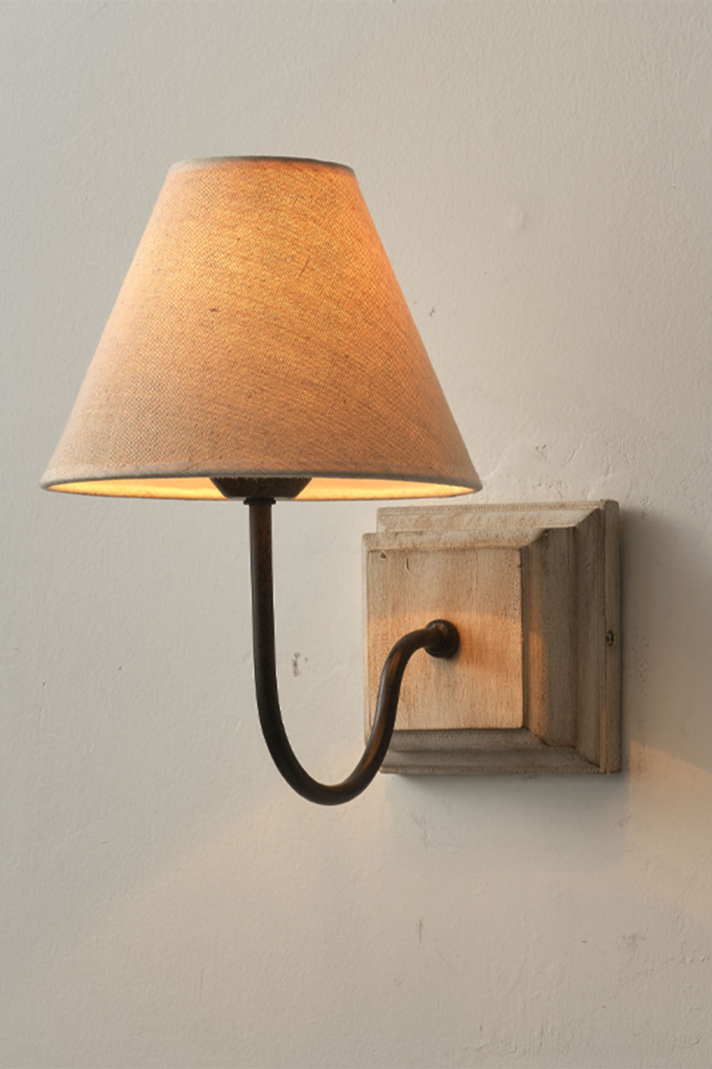 American Simple Solid Wood Wall Lamp