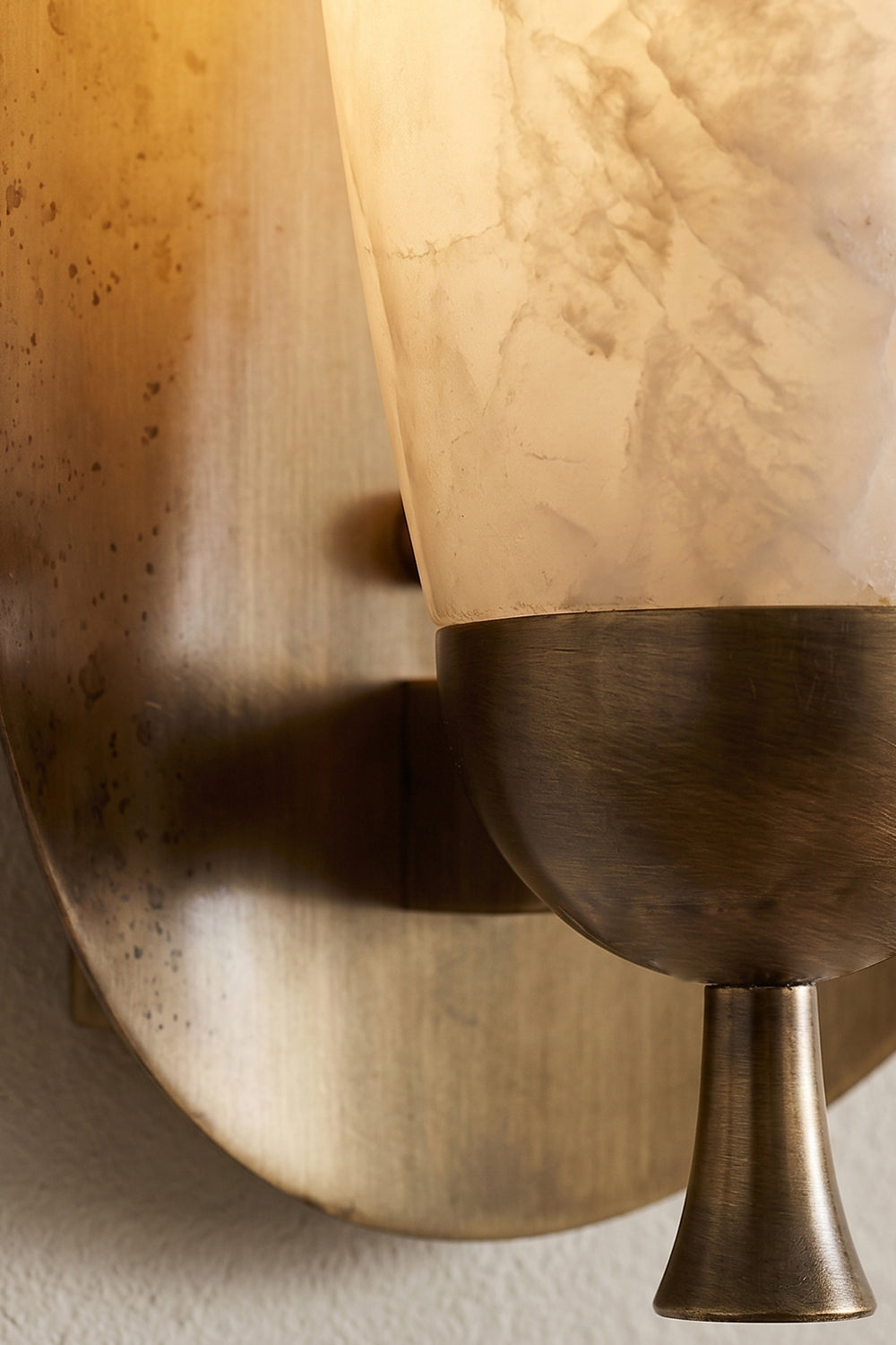 Arc Shield Alabaster Wall lamp |Metal detail | Samu  Lamp