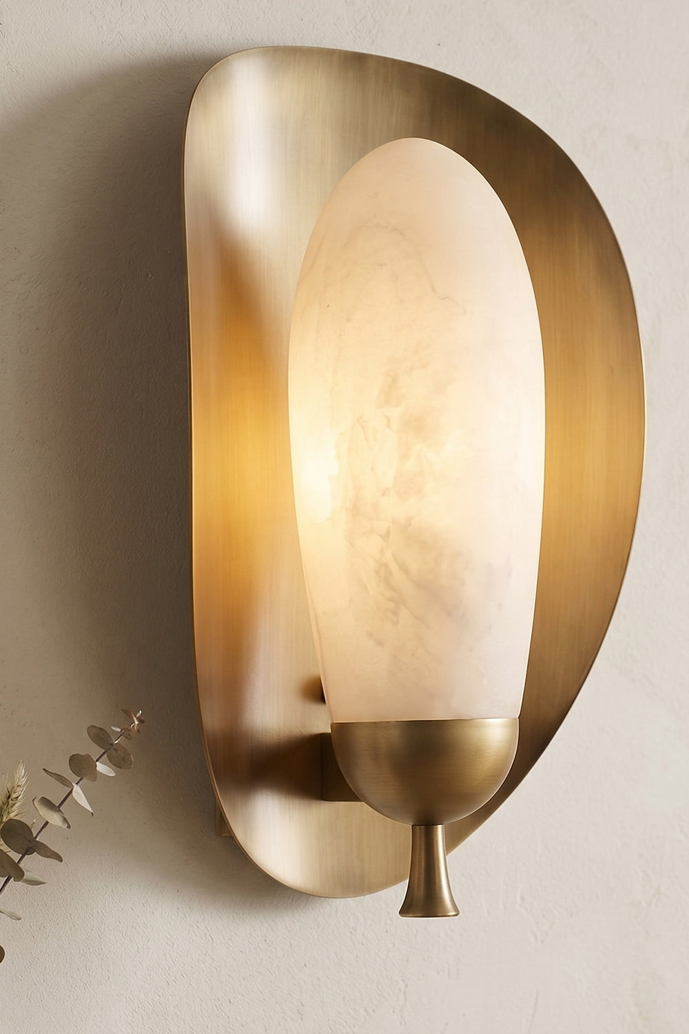 Arc Shield Alabaster Wall lamp |Alabaster detail | Samu  Lamp