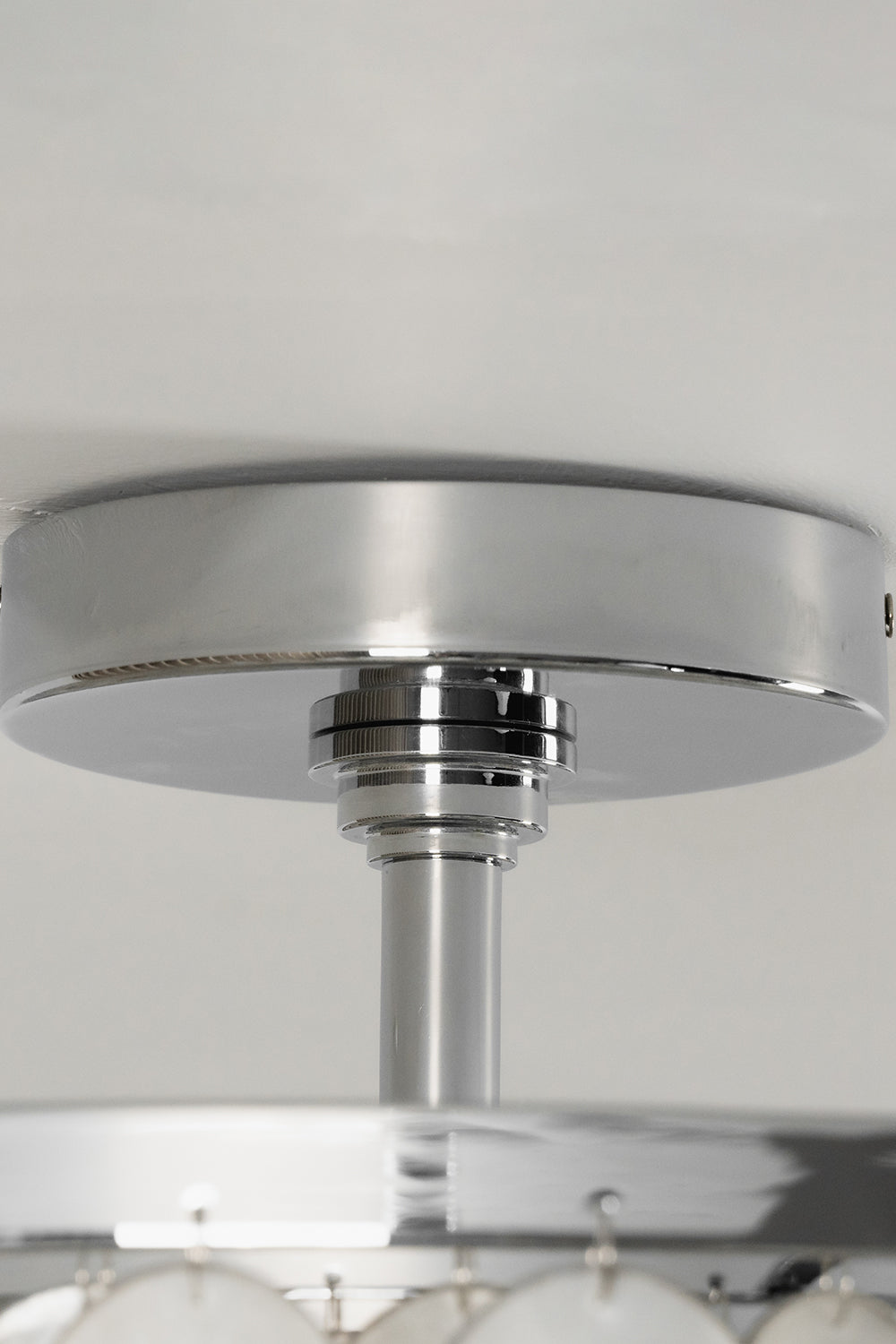 Polished chrome ceiling canopy for shell lamp | Iron | Close-up of the silver mount and central rod | Samu Lamp
