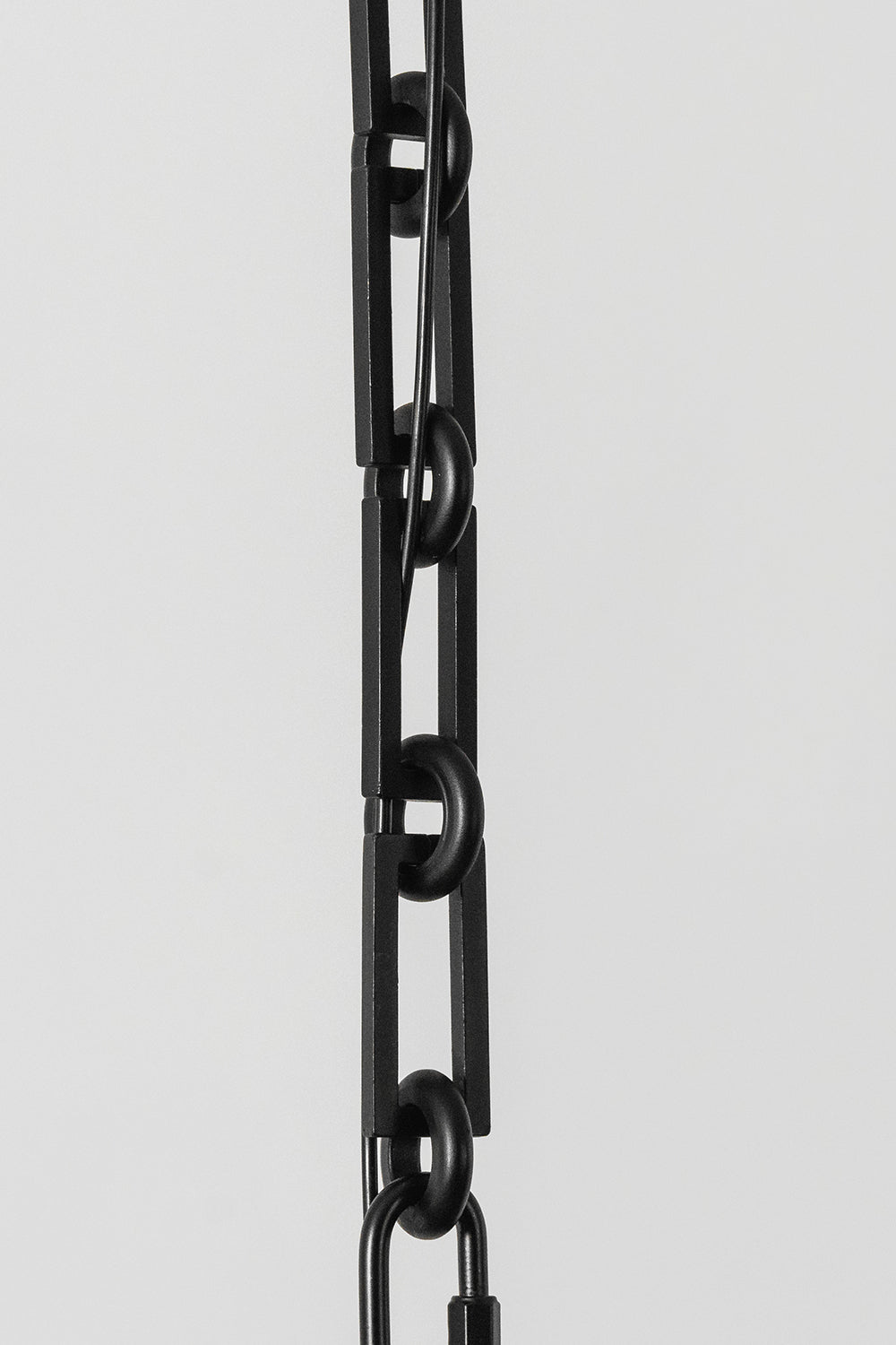 Chandelier hardware detail | Metal | Close-up of the industrial black link chain | Samu Lamp