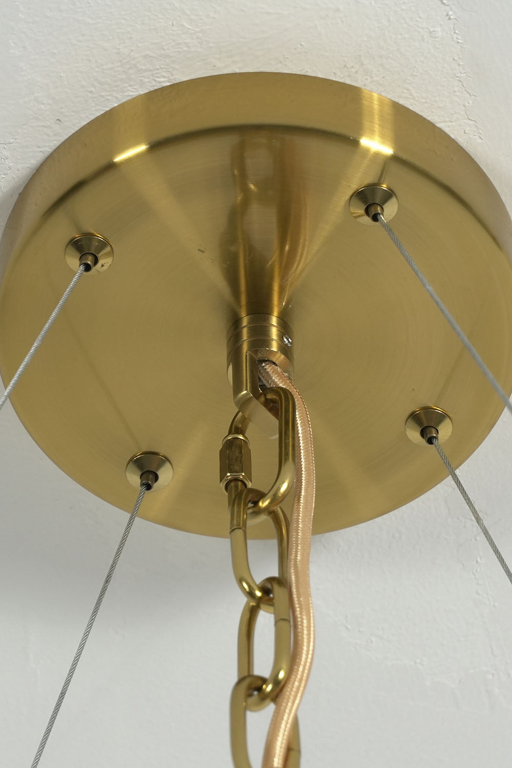 Ilvesse Amethyst Glass Petal Rectangular Chandelier | Amethyst Glass and Brass | Close-up detail shot of the brass ceiling canopy and chain links | Samu Lamp