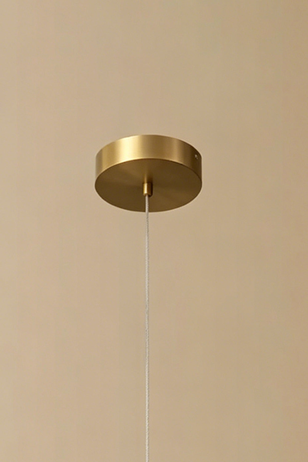 Imperial Epoch Alabaster Pendant Lamp | Metal, Alabaster | Detail of the minimalist brass ceiling rose and suspension cable | Samu Lamp
Imperial Epoch 雪花石吊灯 | 金属，雪花石 | 极简黄铜天花底座和悬吊钢丝细节 | Samu Lamp