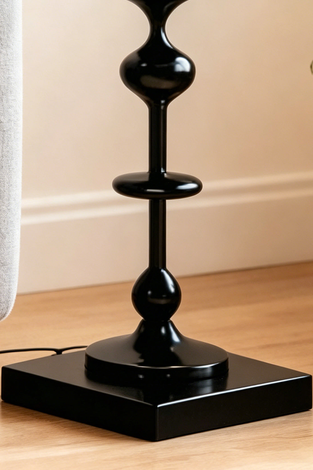 Kira Beaded Mushroom Floor Lamp | Metal, Glossy Finish | Detailed close-up of the square black base and the bottom glossy spheres of the sculptural totem stem | Samu Lamp
