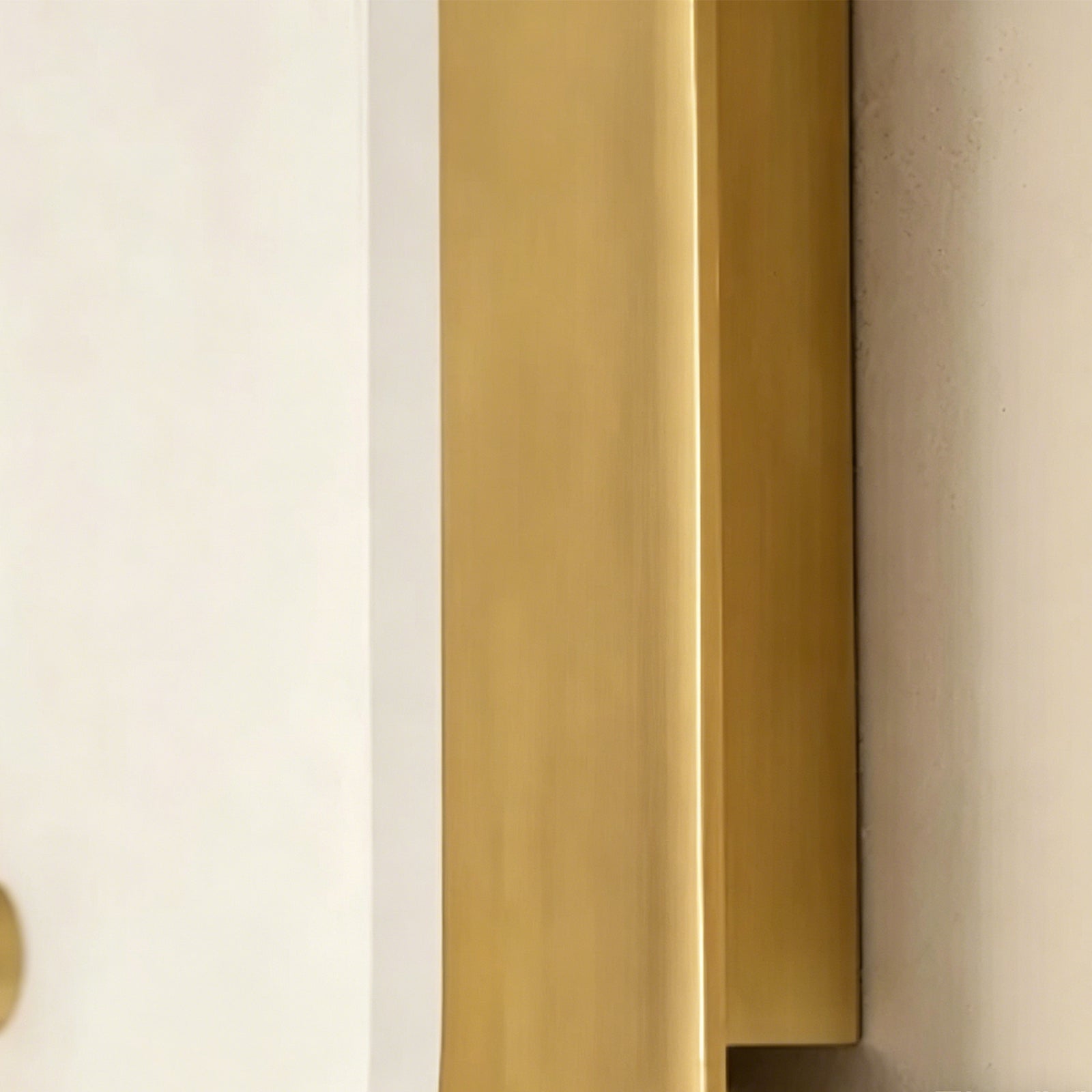 Exquisite Lacquer Finish