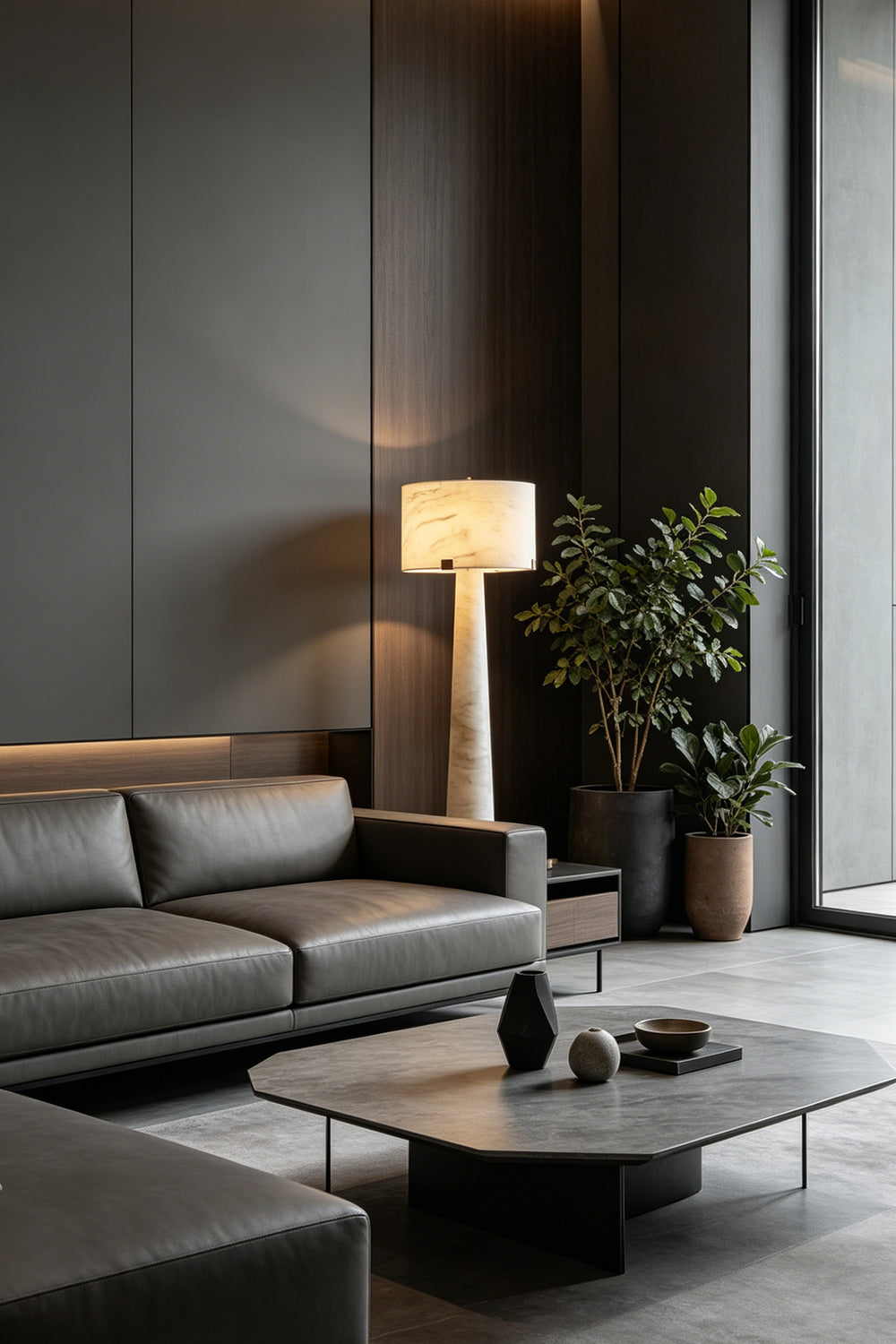 Meridian Column Alabaster Floor Lamp | Alabaster, Brass | Positioned next to a dark grey leather sofa in a modern lounge | Samu Lamp
Meridian Column 雪花石落地灯 | 雪花石，黄铜 | 位于现代