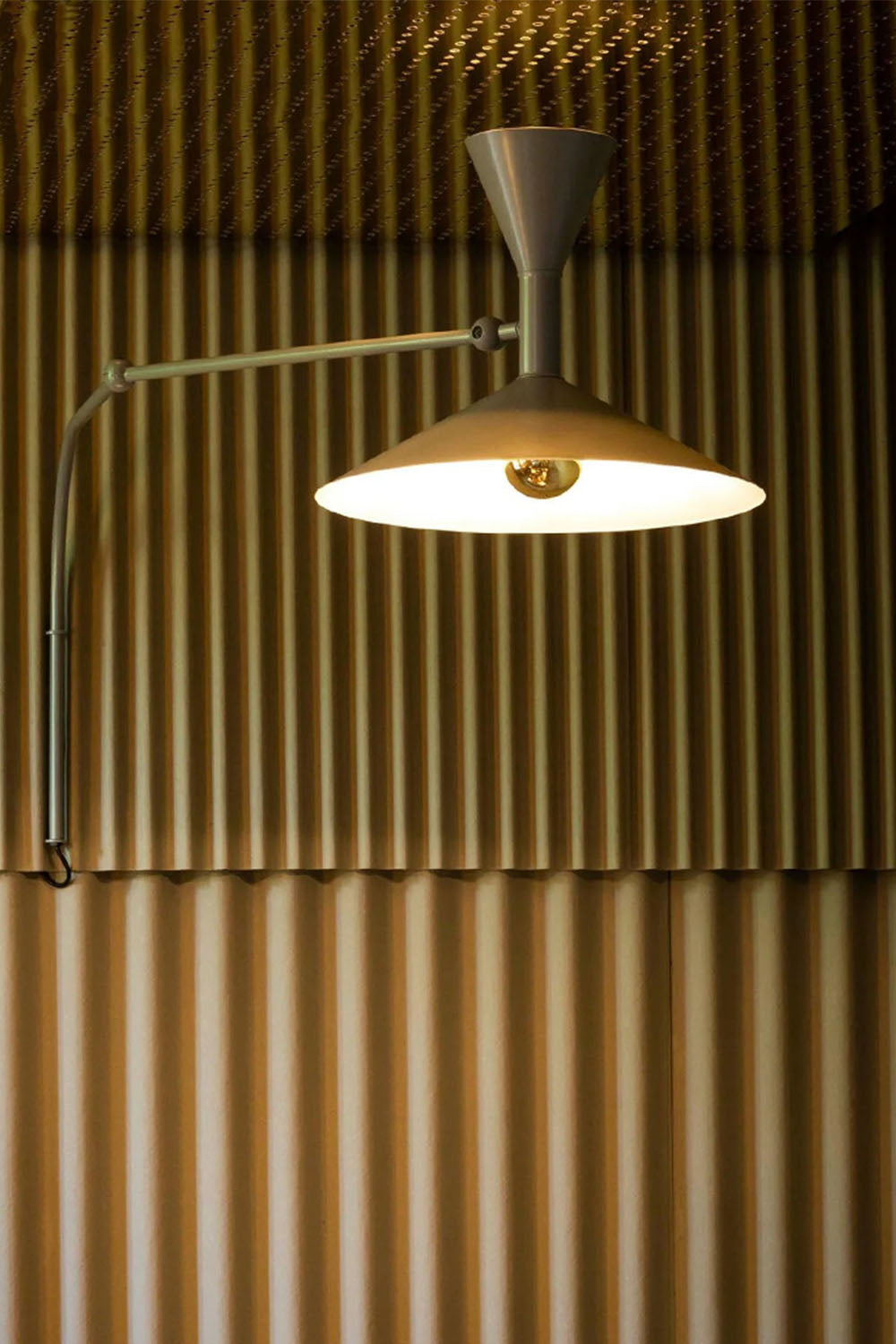 Modern Simple Swing Arm Wall Lamp