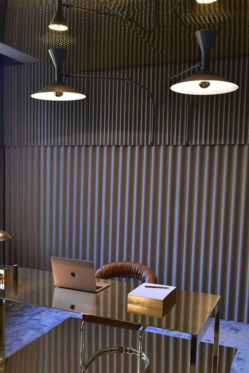 Modern Simple Swing Arm Wall Lamp