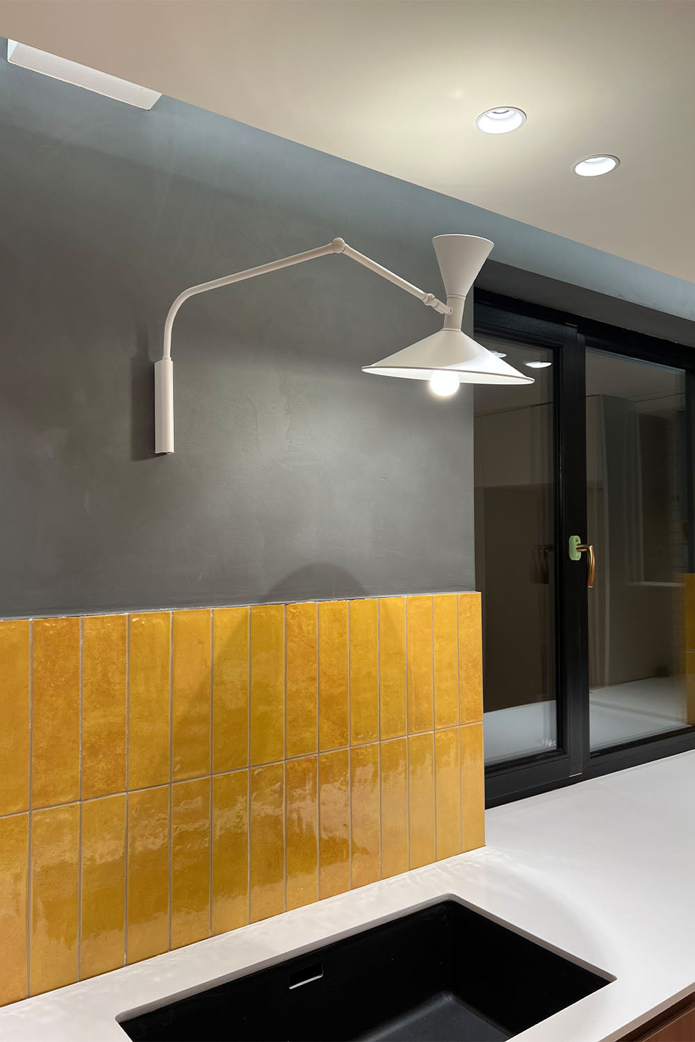 Modern Simple Swing Arm Wall Lamp