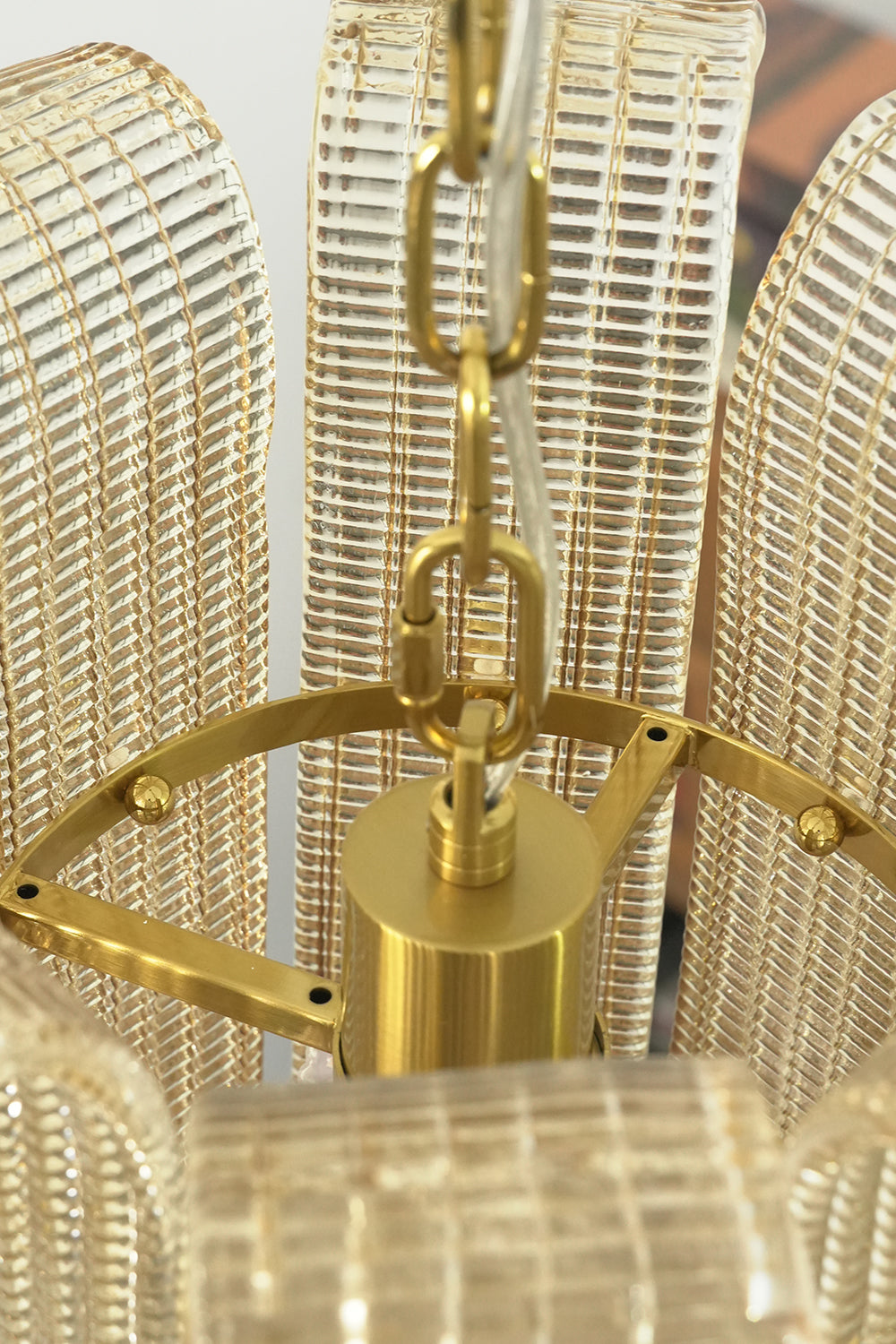 Brass chain and internal frame of the ribbed glass chandelier | Metal | Detail view of the sturdy hanging mechanism and top mount | Samu Lamp