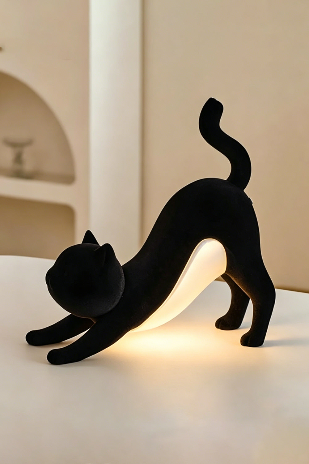 Black stretching cat-shaped table lamp | resin | modern minimalist desk decor | Samu Lamp
