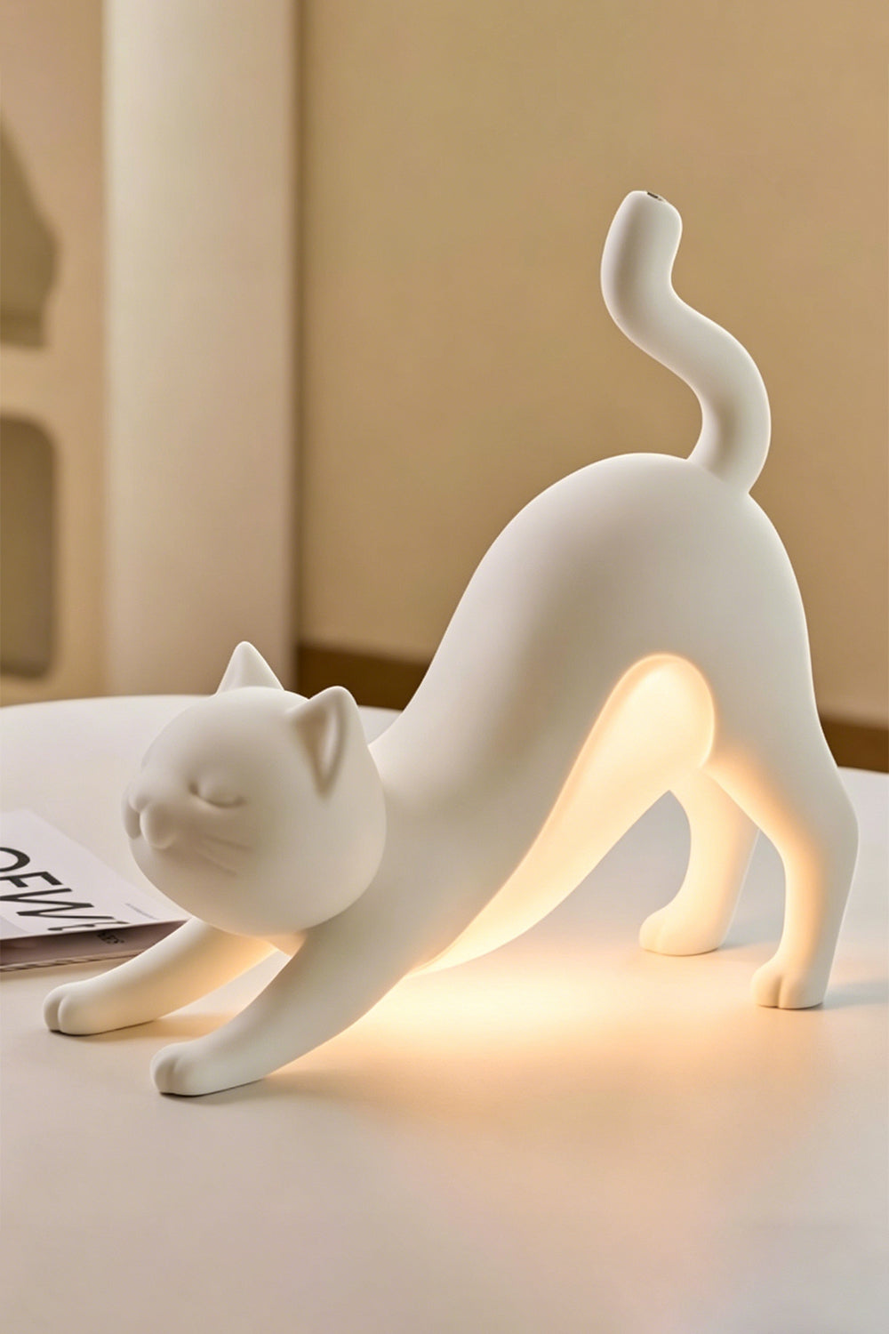 Stretching feline mood light | white resin | eye-level view on white table | Samu Lamp