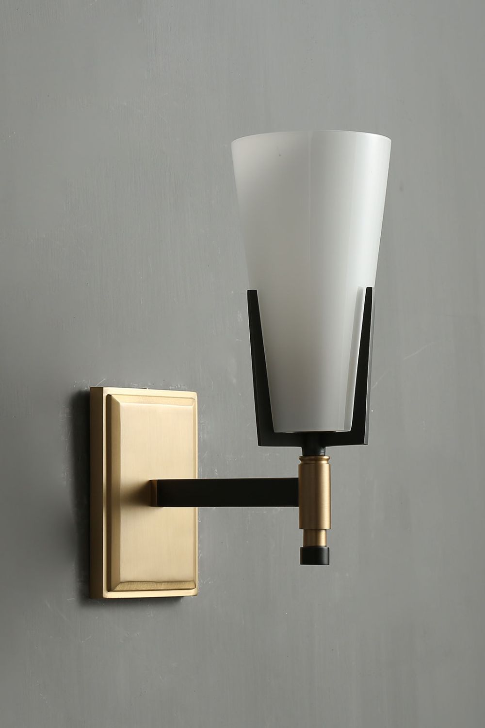 Upton Wall Lamp - SamuLighting